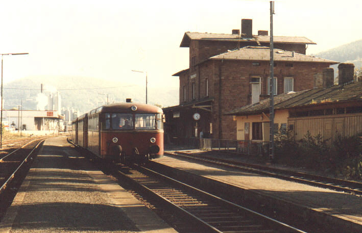 798 532 + 998 128 + 998 604 als N 7622, Bahnhof Amorbach, 24.10.1985
